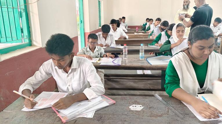 কলাপাড়ায় সিসি ক্যামেরায় নকলমুক্ত পরিবেশে এসএসসি ও সমমানের পরীক্ষা শুরু