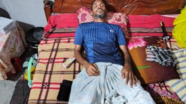 <small>ডিবি পুলিশের নির্যাতন  </small> পিরোজপুরে কেয়ারটেকারকে মারধর ও বৈদ্যুতিক শক দেওয়ার দাবি