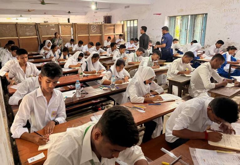 পিরোজপুরে উৎসবমুখর পরিবেশে এসএসসি ও সমমানের পরীক্ষা, বহিষ্কার ১