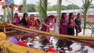 কুয়াকাটায় জলকেলি উৎসব, বর্ষবরণে উচ্ছ্বাসে রাখাইন তরুণ-তরুণী