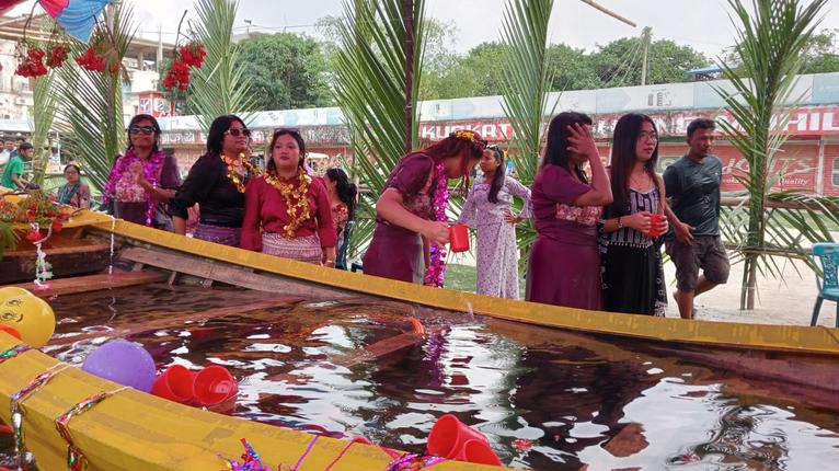 কুয়াকাটায় জলকেলি উৎসব, বর্ষবরণে উচ্ছ্বাসে রাখাইন তরুণ-তরুণী