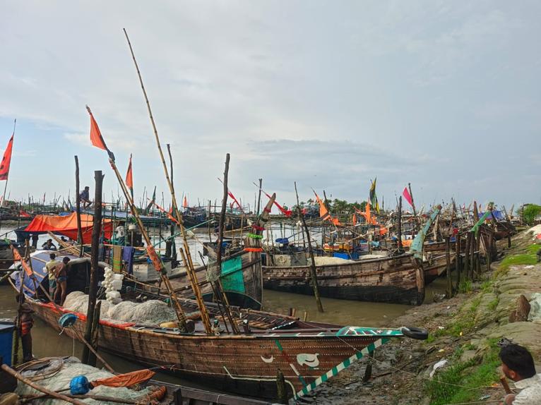 নিষেধাজ্ঞা শেষে মধ্যরাতে মেঘনা-তেঁতুলিয়ায় নামলেন চরফ্যাশনের জেলেরা