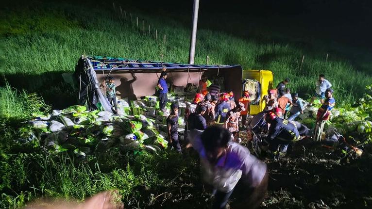 কুমিল্লার দাউদকান্দিতে চালবোঝাই ট্রাক খাদে, নিহত ৭