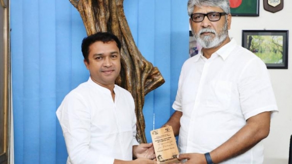 জাতীয় প্রেসক্লাবে সম্মাননা পেলেন সাগরকন্যার ব্যবস্থাপনা সম্পাদক কামাল হাসান রনি