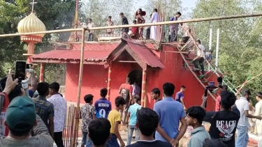 কুষ্টিয়ায় ‘দরবারে’ হামলা চালিয়ে কথিত পীরকে হত্যা, কী হয়েছিল সেখানে?