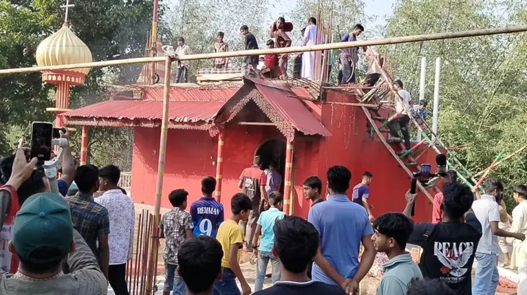 কুষ্টিয়ায় ‘দরবারে’ হামলা চালিয়ে কথিত পীরকে হত্যা, কী হয়েছিল সেখানে?