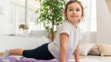 পড়াশোনায় মনোযোগ বাড়াতে যোগব্যায়াম কতটা কার্যকর?