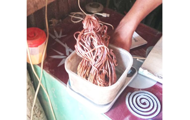 বিদ্যুতের সার্ভিস তারের কাভার ছাড়িয়ে ভাঙ্গারির দোকানে ওজন করে বিক্রি করা হচ্ছে।