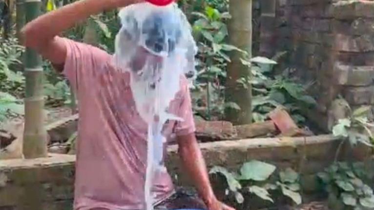 ভোলার বোরহানউদ্দিনে সর্বস্ব হারিয়ে দুধ দিয়ে গোসল করে জুয়া ছাড়ার শপথ যুবকের