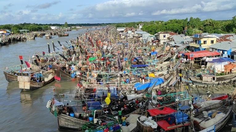 গভীর সমুদ্রগামী মাছধরা ট্রলার মহিপুরের ঘাটে নোঙর করে আছে।