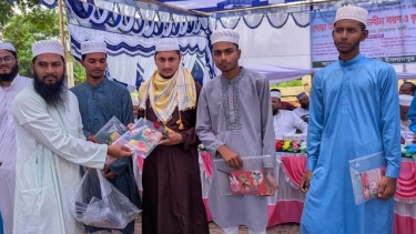 কুয়াকাটায় ছাত্র হিযবুল্লাহর উদ্যোগে দাখিল পরীক্ষার্থীদের মাঝে শিক্ষা উপকরণ বিতরণ