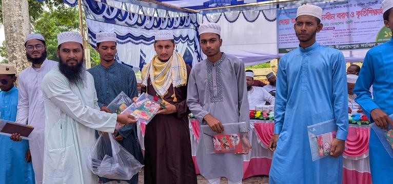 কুয়াকাটায় ছাত্র হিযবুল্লাহর উদ্যোগে দাখিল পরীক্ষার্থীদের মাঝে শিক্ষা উপকরণ বিতরণ