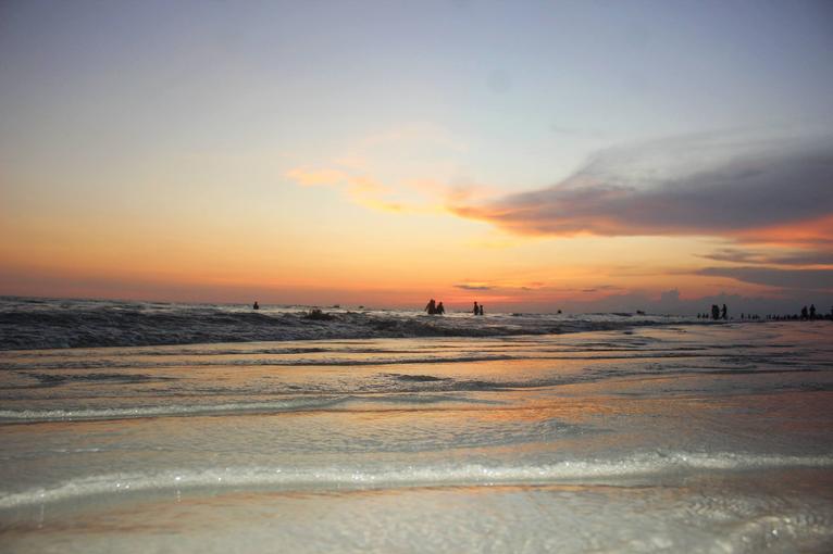 কুয়াকাটা সৈকতে গোধূলীলগ্ন। ছবিটি ধারণ করা হয়েছে