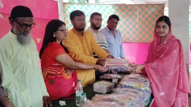 কলাপাড়ায় ৩৬০ ছাত্রীর মাঝে স্বাস্থ্য সুরক্ষা সামগ্রী বিতরণ