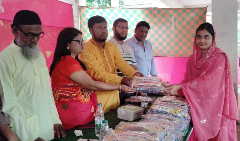 কলাপাড়ায় ৩৬০ ছাত্রীর মাঝে স্বাস্থ্য সুরক্ষা সামগ্রী বিতরণ