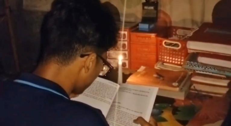 কলাপাড়ায় ভ্যাপসা গরমে বাড়ছে লোডশেডিং, ভোগান্তিতে এসএসসি পরীক্ষার্থীসহ সাধারণ মানুষ