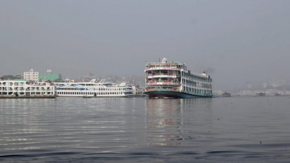 রাজধানীর সদরঘাট থেকে বরিশালের পথে ছুটছে বিলাসবহুল লঞ্চ