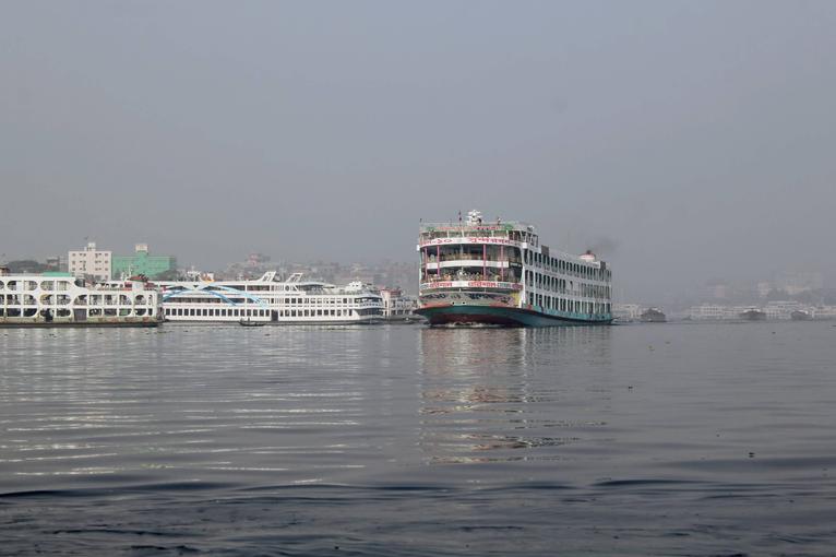 রাজধানীর সদরঘাট থেকে বরিশালের পথে ছুটছে বিলাসবহুল লঞ্চ