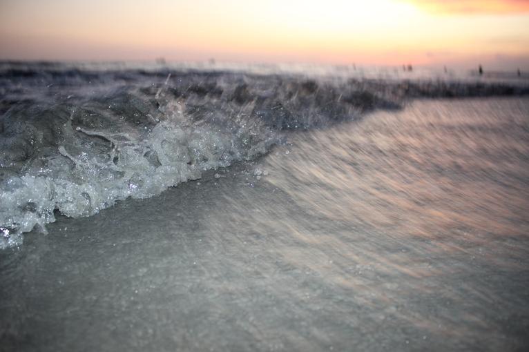 কুয়াকাটা সৈকতে আছড়ে পড়ছে ঢেউ