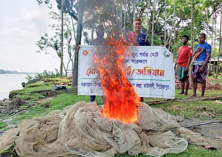কাউখালীতে অভিযানে ১৫ চরঘেরা ও বাধা জাল জব্দ, ধ্বংস