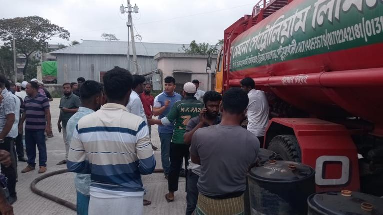 কুয়াকাটায় সমুদ্রগামী জেলেদের জন্য বিশেষ ব্যবস্থায় ২৭ হাজার লিটার ডিজেল বিতরণ