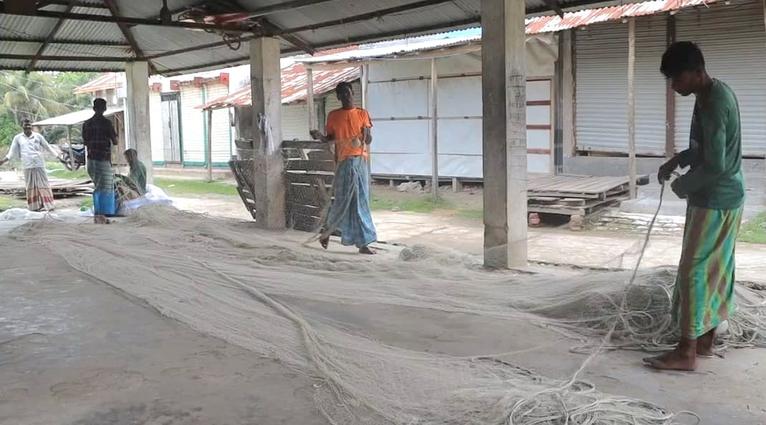 তেল সংকটের ধাক্কা শেষ না হতেই ৫৮ দিনের নিষেধাজ্ঞায় কুয়াকাটার জেলেরা