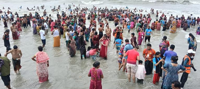 কুয়াকাটায় অক্ষয় তৃতীয়ায় সমুদ্রস্নানে হাজারো সনাতন ধর্মাবলম্বী