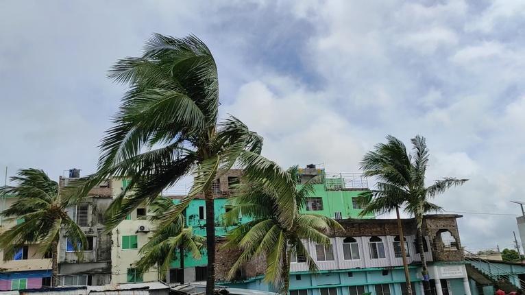 কুয়াকাটা উপকূলে ভারী বৃষ্টিপাত, পায়রা বন্দরে ৩ নম্বর সতর্ক সংকেত বহাল