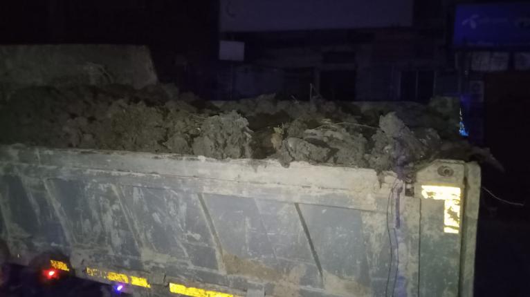 বাবুগঞ্জে বিএনপি নেতার পরিচয়ে রাতে খালের মাটি কেটে ইটভাটায় বিক্রির অভিযোগ