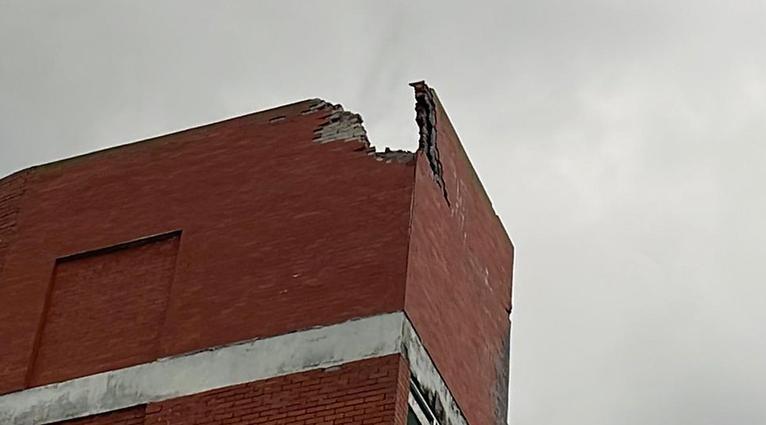 বজ্রপাতে ভাঙল জেলা পরিষদের ডাকবাংলোর দেয়াল, থাই গ্লাস। ছবি- সংগৃহীত