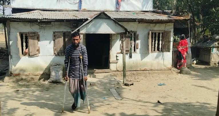 কলাপাড়ায় কৃত্রিম পায়ের জন্য দ্বারে দ্বারে ইজিবাইক চালক ইসমাইল