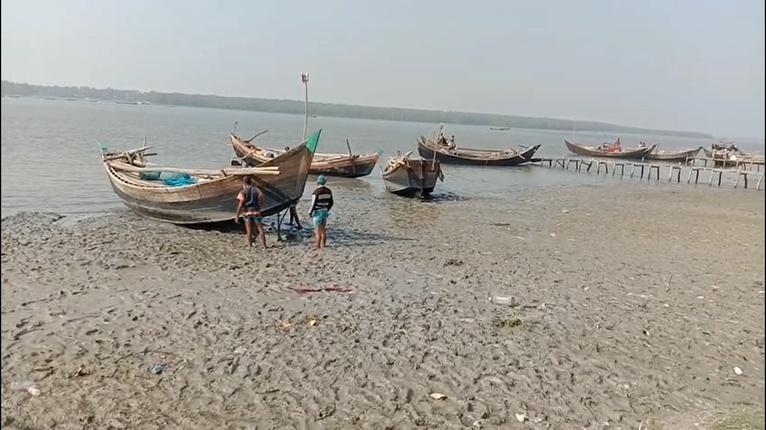 পটুয়াখালীতে মধ্যরাত থেকে তেঁতুলিয়া নদীতে মাছ আহরণ শুরু