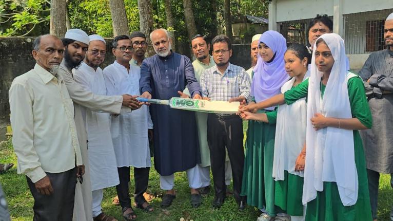 গৌরনদীতে শিক্ষার্থীদের মাঝে ক্রিকেট ব্যাট বিতরণ