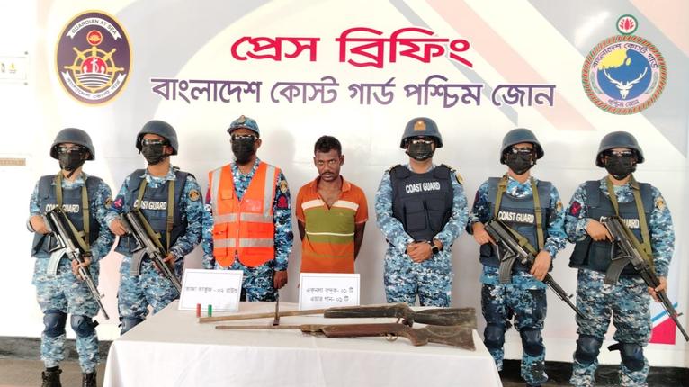 পরিবারের সঙ্গে দেখা করতে এসে অস্ত্র-গুলিসহ ডাকাত আটক