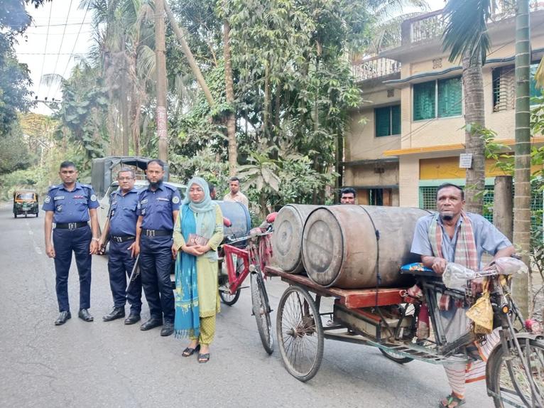 বাবুগঞ্জে অবৈধ মজুদ: ৫৮০ লিটার ডিজেল জব্দ, ব্যবসায়ীকে জরিমানা