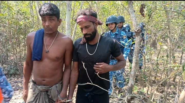 সুন্দরবনে অস্ত্রসহ ২ ডাকাত আটক, জিম্মি ৩ জেলে উদ্ধার