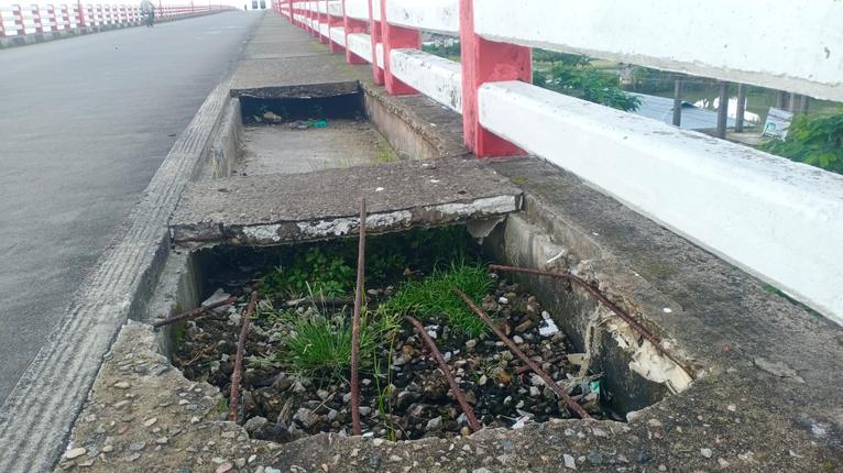 কলাপাড়ায় আন্ধারমানিক সেতুর ফুটপাত ভাঙা, দুই বছরেও মেরামত হয়নি