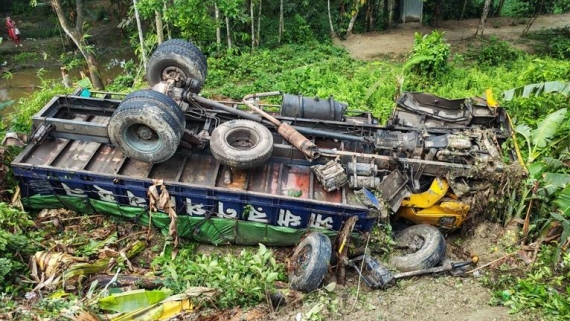 গৌরনদীতে ব্রিজের রেলিং ভেঙে খাদে ট্রাক
