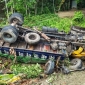 গৌরনদীতে ব্রিজের রেলিং ভেঙে খাদে ট্রাক