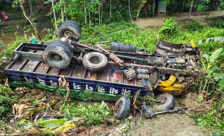 গৌরনদীতে ব্রিজের রেলিং ভেঙে খাদে ট্রাক, বড় ধরনের হতাহতের খবর নেই