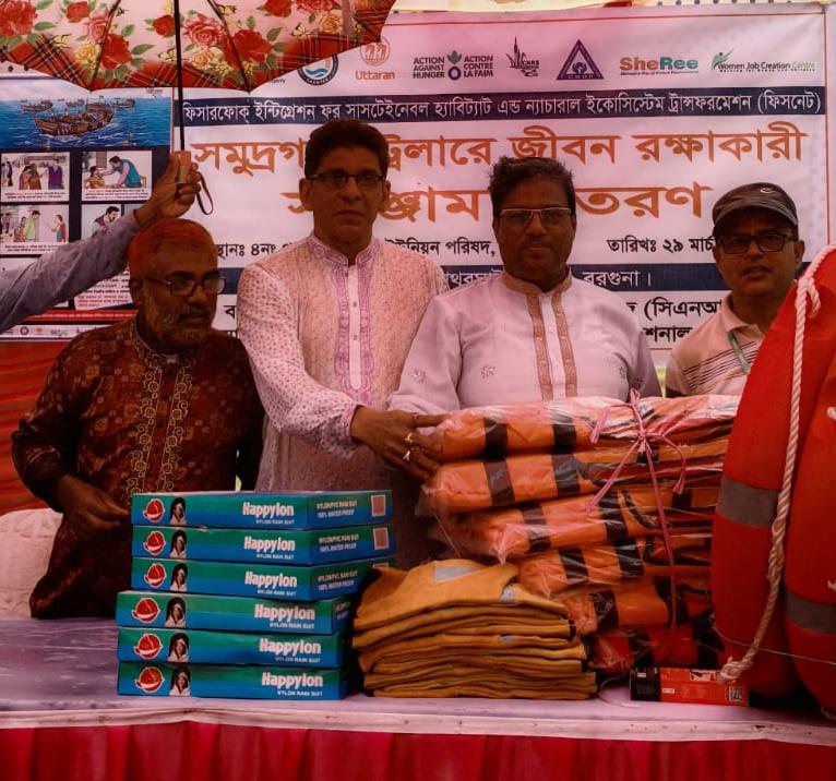 পাথরঘাটায় ১০০ ট্রলারে জেলেদের জীবনরক্ষাকারী সরঞ্জাম বিতরণ