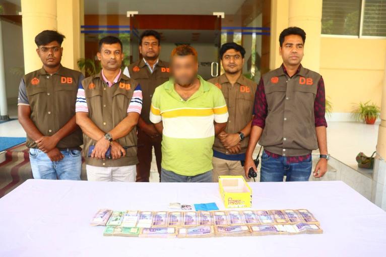 ঝিকরগাছায় ইয়াবা ও ১৯ লাখ টাকাসহ মাদককারবারি আটক