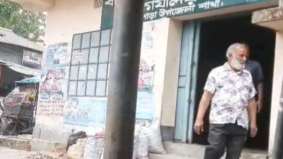 <small>মহিলা দল নেত্রীর স্বামীকে ঘিরে বিতর্ক </small> কলাপাড়ায় আওয়ামী লীগ অফিসের তালা ভেঙে দখলের অভিযোগ