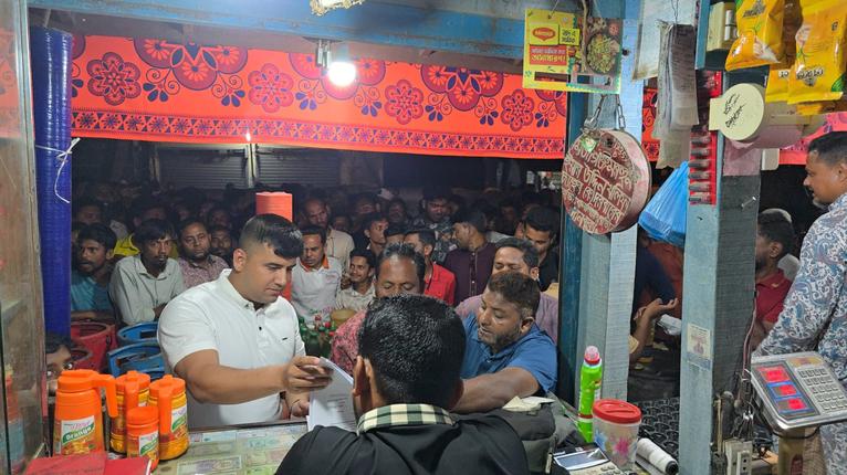কলাপাড়ায় বেশি দামে পেট্রোল বিক্রি: দোকান মালিককে জরিমানা