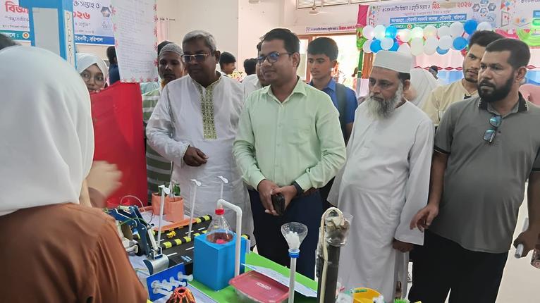 গৌরনদীতে বিজ্ঞান মেলা: উদ্ভাবনী প্রকল্পে শিক্ষার্থীদের অংশগ্রহণ