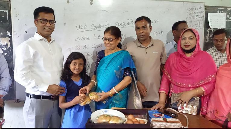 স্বরূপকাঠি সরকারি প্রাথমিক বিদ্যালয় পরিদর্শন করলেন জেলা প্রশাসক
