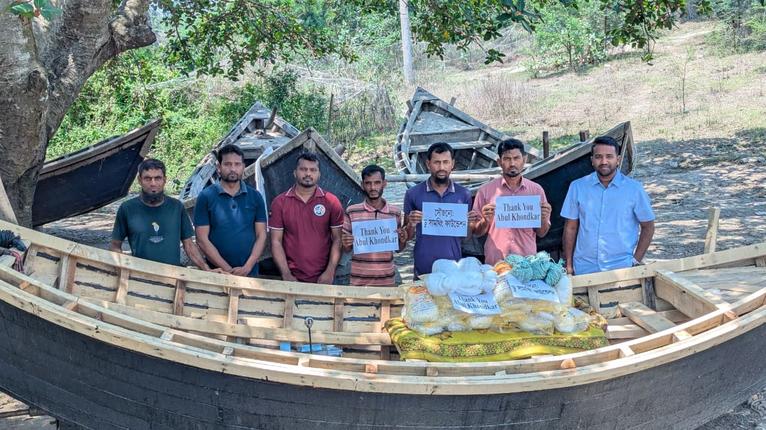 কুয়াকাটায় আগুনে ক্ষতিগ্রস্ত জেলেদের মাঝে নৌকা-জাল সহায়তা