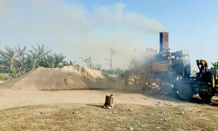 গৌরনদীতে হেলিপ্যাড মাঠে দূষণ, বোরোধান-পান বরজ হুমকিতে