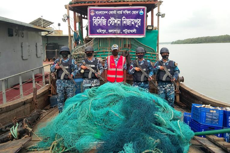 মহিপুরে বেহুন্দী জাল সামুদ্রিক মাছসহ ট্রলিং বোট জব্দ করল কোস্ট গার্ড