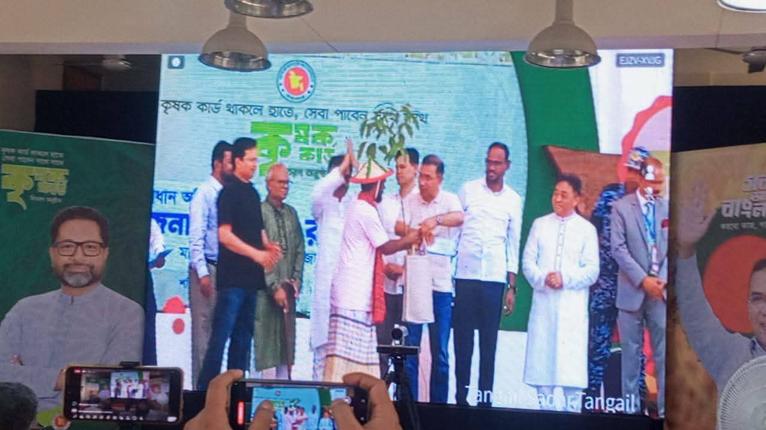 নেছারাবাদে ৫০০ কৃষক-কৃষাণীর মাঝে কৃষক কার্ড বিতরণ